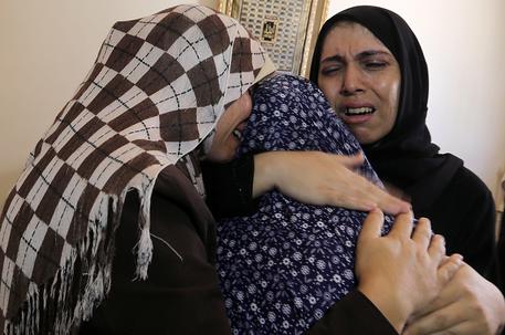 Direttore, Noi Palestinesi non vogliamo la pietà di nessuno Non l’abbiamo avuta da 50 anni Noi Palestinesi non butteremo mai le armi L’offensiva di Hamas contro i villaggi israeliani vicini alla Striscia di Gaza – mediante il lancio continuo, da giorni, di razzi e colpi di mortaio – sta costringendo la popolazione Israeliana locale alla fuga. Il sito di Haaretz riferisce che 300 famiglie hanno chiesto al ministero della Difesa di aiutarle a trasferirsi altrove. Esse seguono altre 400 famiglie che hanno sgomberato dopo l’uccisione di un bambino di quasi cinque anni, raggiunto da un colpo di mortaio. Non si […]