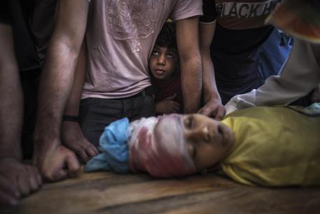 Redazione di Operai Contro, Israele è tornata a bombardare Gaza. L’esercito israeliano, su ordine del premier Benyamin Netanyahu e del ministro della difesa Moshe’ Yaalon, ha dato il via ai raid: ad ora si contano altri 5 morti, compreso un bambino di 10 anni, e 31 feriti. E nel complesso il bilancio dei palestinesi uccisi tocca ormai circa 2000 morti (446 bambini) e più di 8000 feriti dopo 30 giorni di scontri. Israele, USA e UE vogliono che Hamas consegnino le armi. Israele, USA e UE vogliono i Palestinesi disarmati per poterli uccidere comodamente I Palestinesi di Gaza non si aspettano niente dalla pietà del […]