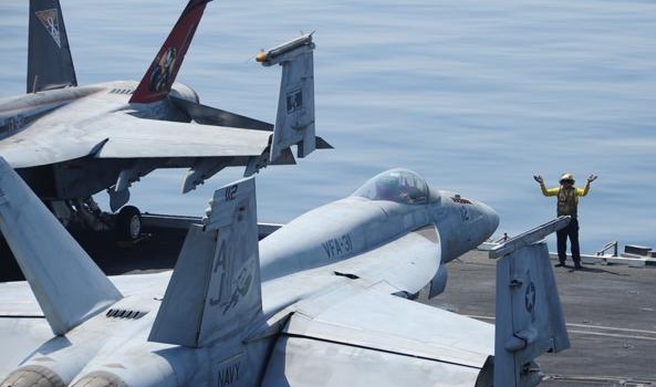 Redazione di Operai Contro., ” i raid americani in Iraq stanno avendo successo, distruggendo armi e attrezzature dello Stato islamico (Isis), mentre due missioni umanitarie sono state completate per portare soccorso alle decine di migliaia di membri della minoranza degli Yazidi in fuga dalle orde dei jihadisti sui monti intorno a Sinjar. Lo ha dichiarato oggi il presidente Barack Obama, aggiungendo che “non c’e’ un programma” per la fine della missione e che servirà tempo, ma ribadendo che “le truppe americane non torneranno a combattere in Iraq” e che non sara’ una nuova guerra. I bombardamenti sono missioni umanitarie, […]