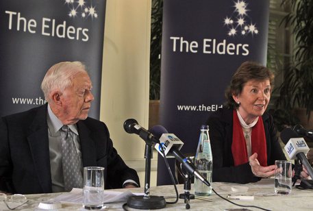 Redazione di Operai Contro, Molte lettere che sono giunte al giornale sui bombardamenti Israeliani di Gaza,facevano notare come i giornalisti leccaculo non parlavano mai che il governo eletto dai palestinesi di Gaza ha come partito maggioritario Hamas. Per i serpentelli dell’informazione nostrana, Hamas sono dei terroristi. Di altro avviso sono opinioni di politici del mondo occidentale. Per porre fine alla crisi a Gaza e’ necessario che Usa e Ue riconoscano Hamas come attore politico: lo sostiene l’ex presidente americano Jimmy Carter su Foreign Policy. Carter, in un articolo a quattro mani con l’ex presidente irlandese Mary Robinson, scrive che […]