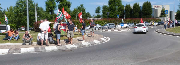 Caro Operai contro, dal 1° settembre 2014, 83 operai del salumificio Vismara di Casatenovo in provincia di Lecco, saranno esternalizzati per 2 anni più altri 2 alla cooperativa Time Service. La Vismara negli ultimi tempi ha già tagliato del 20% l’occupazione attraverso la mobilità e il mancato tournover, oggi occupa 250 operai e lavoratori. Gli 83 operai esternalizzati, continueranno a lavorare alla Vismara e in teoria, solo con il loro consenso la cooperativa potrà trasferirli in altre aziende. In teoria poiché conosciamo i metodi e i ricatti delle cooperative per “convincere” gli operai. Tanto più quando l’ambiguità di quanto […]