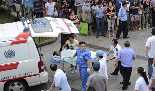 Strage di operai in una fabbrica cinese che produce ruote per le case automobilistiche americane, inclusa la General Motors. Un’esplosione avvenuta alle 7,30 (ora locale) alla Zhongrong Metal Products Company situata nella città di Kunshan, nella provincia di Jiangsu, ha causato almeno 65 morti e oltre 120 feriti, di cui molti con gravi ustioni, secondo fonti ufficiali cinesi che aggiungono che si tratta del peggior incidente industriale in un anno nel gigante asiatico. In base alle prime testimonianze, quando l’esplosione è avvenuta si trovavano al lavoro circa 200 operai, di cui 45 sono morti all’istante. L’esplosione si è verificata […]