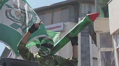 Pneumatici bruciati, lancio di pietre, scontri con i soldati israeliani, e decine di feriti. L’eco delle ostilità risuona in Cisgiordania, dove da Hebron a Betlemme fino a Ramallah, centinaia di persone sono scese in strada per protestare contro l’offensiva dello Stato ebraico nella Striscia di Gaza. Le manifestazioni sono degenerate in scontri con le forze di sicurezza israeliane, che hanno utilizzato anche lacrimogeni e idranti per disperdere la folla. Scopo delle iniziative era anche quello di mostrare solidarietà alla popolazione di Gaza e Hamas, dimostrata – come a Ramallah, da decine di bandiere in corteo. Copyright © 2014 euronews http://it.euronews.com/2014/08/08/manifestazioni-e-scontri-in-cisgiordania/