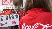 I lavoratori del colosso delle bibite si sono dati appuntamento a Milano per protestare contro il piano di riorganizzazione aziendale che prevede esuberi. Oltre 300 persone sono a rischio dopo l’apertura da parte dell’azienda di una procedura di licenziamento collettivo per 249 dipendenti addetti alle vendite, per buona parte in Lombardia, cui si sommano 57 esuberi per la chiusura della struttura di Campogalliano (Modena) 