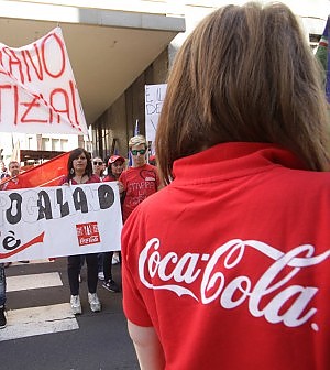 I lavoratori del colosso delle bibite si sono dati appuntamento a Milano per protestare contro il piano di riorganizzazione aziendale che prevede esuberi. Oltre 300 persone sono a rischio dopo l’apertura da parte dell’azienda di una procedura di licenziamento collettivo per 249 dipendenti addetti alle vendite, per buona parte in Lombardia, cui si sommano 57 esuberi per la chiusura della struttura di Campogalliano (Modena) 