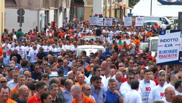 Manifestazione di Confindustria Taranto 01/08/2014contro la deindustrializzazione e contromanifestanti. 