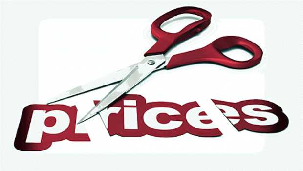 Egregio Direttore, dai politici ai giornali c’è unanime allarmismo sul fatto che i prezzi al consumo sarebbero scesi dello 0,1% rispetto al 2013. L’allarme è annunciato sconvolgente perché non accadeva dal 1959. Ma negli ultimi anni quanto è diminuita la massa dei salari rispetto all’andamento dei prezzi? Eppure dobbiamo continuare a sopravvivere, con salari ridotti e con espedienti per quanti di noi sono disoccupati. Visto che negli ultimi anni la massa dei salari è precipitata, perché dovremo allarmarci se i prezzi al consumo dopo 55 anni sono scesi di un inezia rispetto ai salari? Oltretutto la contrazione della produzione […]