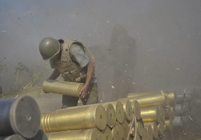 Cronaca Almeno 6 civili sono stati uccisi nelle ultime 24 e 13 sono rimasti feriti da colpi di artiglieria sparati in aeree abitate di Donetsk, grande città industriale dell’Ucraina orientale roccaforte dei ribelli separatisti e obiettivo dell’offensiva delle forze di Kiev. Lo ha riferito il vicesindaco Kostyantyn Savinov. Le vittime sono concentrate nel rione di Petriviski, a sud-ovest del centro. Un inviato dell’Afp ha potuto vedere alcune palazzine e una scuola distrutte dalle cannonate. Spari minacciano indagini su aereo abbattuto Si stanno rivelando complesse e non privi di pericoli le indagini degli esperti internazionali nella zona in cui il […]