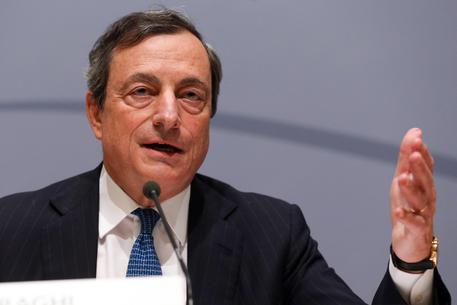Redazione di Operai Contro, Sono più di tre anni che Draghi sciorina la sua lagna. Draghi in questi anni ha arricchito solo le banche La Bce potrebbe usare ”anche strumenti non convenzionali per salvaguardare le aspettative di inflazione nel medio-lungo termine”. Lo afferma il presidente della Bce, Mario Draghi, sottolineando che la Bce e’ pronta ad aggiustare ulteriormente la propria politica monetaria al di la’ del pacchetto annunciato a giugno. Politiche monetarie e di bilancio accomodanti ”non possono sostituire le necessarie riforme strutturali”, afferma ancora Draghi. ”Sul lato della domanda, la politica monetaria può giocare un ruolo centrale, che al momento significa una politica […]