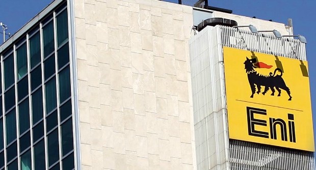 Redazione di Operai Contro, Taranto è una camera a gas grazie all’ILVA, ma con Tempa Rossa dell’ENI diventerà un campo di sterminio. Operai e le loro famiglie moriranno a migliaia Tempo addietro avevate pubblicato delle corrispondenze sugli operai dell’ILVA che non volevano lavorare con la morte sulle spalle. Qualche giorno addietro si è svolta una manifestazione della Confindustria a cui hanno partecipato un centinaio di operai venduti Mi dispiace che qualche ” avvocatuculo d’ufficio” ha voluto giustificare questi venduti spiegandoci che hanno bisogno di lavorare.  Cazzate di questo lavoro salariato noi operai faremmo felicemente a meno. Vi invio un […]