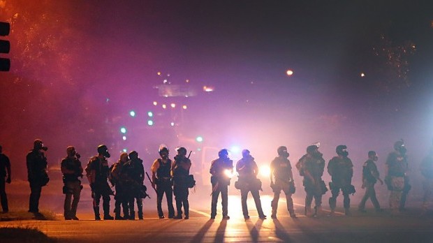 Redazione di Operai Contro, l’uccisione del nero Michael Brown da parte di un poliziotto bianco è l’ennesima uccisione della polizia dei padroni USA al servizio del criminale Obama. La repressione violenta contro i neri, i messicani, gli immigrati in genere, in USA non è mai finita. Padroni bianchi e neri in USA hanno paura. La crisi avanza e i padroni tentano di terrorizzare con la violenza La poliziaNotte di scontri, interviene la Guardia Nazionale. Intanto non si placa la tensione in città. Il coprifuoco che comunque non aveva funzionato le due notti scorse, è stato cancellato oggi. Ma gli scontri tra polizia […]