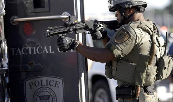 Sale di nuovo la tensione a Ferguson, in Missouri, dove da giorni sono in corso proteste contro la polizia per l’uccisione di un 18enne di colore, Mike Brown. Una persona è rimasta ferita da colpi di arma da fuoco e sette altre sono state arrestate a Ferguson. Il ferito è in condizioni critiche. Lo riferisce il capitano della Missouri State Highway Patrol, Ron Johnson, spiegando che gli scontri sono scoppiati quando la polizia ha scelto di intervenire con lacrimogeni dopo che alcuni manifestanti, circa duecento, hanno violato il coprifuoco, continuando a restare in strada anche dopo mezzanotte. Il governatore del […]