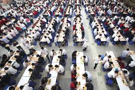 dagli amici di gongchao (mars 2013) http://www.gongchao.org (Traduzione: clashcityworkers.org)   1 Prologo Foxconn è la più grande azienda terzista del mondo nel settore elettronico, e nelle sue grandi fabbriche in Cina ed altri paesi, produce per Apple, Sony, Google, Microsoft, Amazon ed altre marche. I lavoratori della Foxconn sono gli “iSlaves” (“schiavi 2.0”) che in terribili condizioni di lavoro producono i nostri apparecchi elettronici – come gli iPhones, i Kindles o le Playstations. Nel 2010, una serie di suicidi tra i lavoratori scosse le fabbriche cinesi della Foxconn e richiamò l’attenzione del mondo intero. Messa sotto pressione dalle grida di protesta, […]