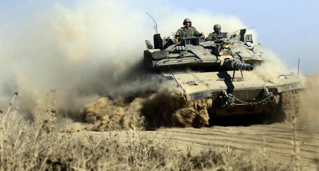 Redazione di Operai Contro, È entrata in vigore la tregua di sette ore decisa da Israele nella Striscia di Gaza, a eccezione di Rafah, dove domenica un missile sparato contro una scuola dell’Onu ha provocato la morte di dieci civili palestinesi. Netanyahu ha precisato che la tregua non sarà valida nelle zone in cui i soldati stanno ancora operando, e che l’esercito risponderà a qualsiasi attacco in questa finestra temporale. Subito dopo la sua entrata in vigore un raid aereo ha colpito una casa nel capo profughi di al-Shati a Gaza City, uccidendo una bambina di otto anni, Aseel Muhammad al-Bakri, e causando almeno 30 feriti. […]