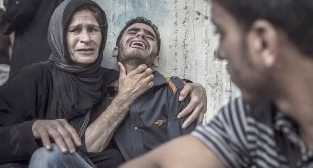 dal fatto quotidiano Poco più che ventenne, aveva salvato insieme a sua madre un bambino ebreo nascondendolo a casa sua per due anni. Quel gesto gli era valso la medaglia di “Giusto tra le nazioni“. Un riconoscimento che oggi Henk Zanoli sente come una vergogna, dopo aver perso sei parenti durante un raid israeliano contro Gaza. E così il coraggioso 91enne ha riconsegnato la medaglia all’ambasciata israeliana in Olanda. “Continuare a sentirmi orgoglioso dell’onore concessomi dallo Stato di Israele, in queste circostanze sarebbe un insulto per coloro che nella mia famiglia, quattro generazioni dopo, hanno perso diversi parenti a Gaza”, ha scritto Zanoli […]