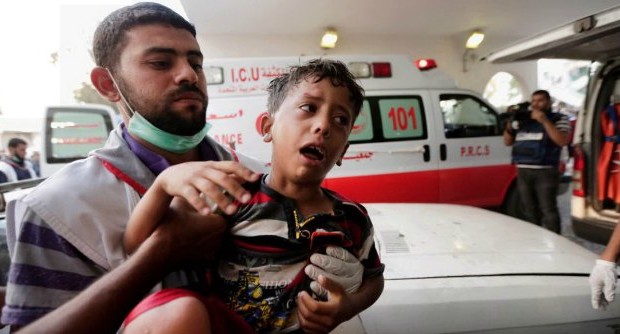 Redazione di Operai Contro, alcuni giornalisti leccaculo dei padroni continuano a parlare di guerra tra Israele e Hamas. Sono dei giornalisti che campano benissimo con le mazzette che gli danno i padroni. Questi giornalisti non hanno distinzioni destra- sinistra li ritroviamo in tutti i giornali Ribadiamo che i morti e feriti sono Palestinesi, che gli autori della strage sono i soldati dell’esercito Israeliano. Cronaca della strage E’ durata due ore l’interruzione dei combattimenti tra Israele e Palestinesi nella Striscia di Gaza, concordata nella serata di ieri al termine del 24° giorno di combattimenti. Almeno 35 palestinesi sono stati uccisi e più di […]