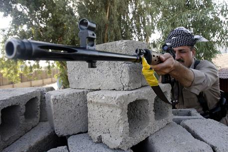 Redazione di operai Comtro, I bombardamenti dell’esercito dell’Isis continuano e, come hanno spiegato le autorità americane, “non è in vista la fine dei bombardamenti”. Non è in vista la fine dei bombardamenti perché non servono a bloccare l’ISIS. I bombardamenti non servono agli USA a riprendersi i pozzi di petrolio. I bombardamenti USA ancora una volta servono unicamente a macellare i civili Gli attacchi americani – concentrati tutti nell’area di Sinjar, nel nordovest del Paese – sono stati decisi sostanzialmente per due ragioni:  bloccare l’avanzata dei miliziani dell’ISIS verso le aree curde; difendere il personale diplomatico americano di stanza a Bagdad ed Erbil. Si tratta […]