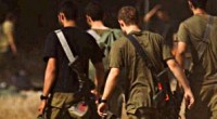 Redazione di Operai Contro, Dopo la strage di bambini e donne di Gaza, le truppe di terra di Israele stanno lasciando la Striscia di Gaza e rientrano dentro il confine, ma i bombardamenti continuano. Dopo 1.650 vittime (78 solo oggi) e oltre 80 mila feriti, le truppe di terra degli assassini si ritirano Il premier degli assassini Benyamin Netanyahu, in un discorso alla nazione, ha annunciato: “Le nostre forze stanno completando la neutralizzazione dei tunnel a Gaza” e hanno “distrutto migliaia di obiettivi terroristici”.  Netanyahu ha comunque ribadito che l’operazione Margine protettivo ha il sostegno di Stati Uniti ed Europa e “continua”. […]