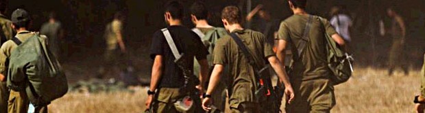 Redazione di Operai Contro, Dopo la strage di bambini e donne di Gaza, le truppe di terra di Israele stanno lasciando la Striscia di Gaza e rientrano dentro il confine, ma i bombardamenti continuano. Dopo 1.650 vittime (78 solo oggi) e oltre 80 mila feriti, le truppe di terra degli assassini si ritirano Il premier degli assassini Benyamin Netanyahu, in un discorso alla nazione, ha annunciato: “Le nostre forze stanno completando la neutralizzazione dei tunnel a Gaza” e hanno “distrutto migliaia di obiettivi terroristici”.  Netanyahu ha comunque ribadito che l’operazione Margine protettivo ha il sostegno di Stati Uniti ed Europa e “continua”. […]