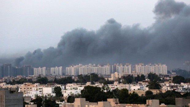 Condividi    Redazione di Operai Contro, una breve cronaca Il dittatore Egiziano smentisce “categoricamente” ogni suo coinvolgimento negli attacchi aerei che negli ultimi giorni hanno preso di mira a Tripoli le milizie islamiche libiche, provocando almeno 15 morti. Il dittatore Egiziano sa che tra poco toccherà a lui. Oggi altri aerei non identificati hanno bombardato nuovamente la capitale. Residenti hanno udito delle esplosioni, precedute dall’avvistamento di jet militari. Nei giorni scorsi, i miliziani libici, riunitisi da tempo sotto la sigla “Operazione Alba”, avevano accusato il Cairo ed Emirati d’essere responsabili dei raid, definendo “il Parlamento di Tripoli complice”. Ieri le milizie islamiste hanno […]