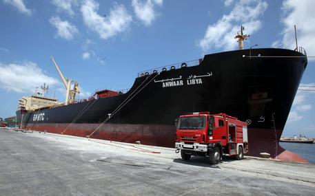 Redazione, in Libia la guerra non è andata in vacanza. Le autorità libiche hanno disposto la chiusura dello spazio aereo nel Paese a causa dei combattimenti attorno agli scali. Due voli diretti a Tripoli e Misurata sono stati cancellati. Una misura estrema che avviene proprio nel giorno in cui  è ripreso l’export di petrolio dall’est della Libia dopo un anno di blocco a causa dell’instabilità nel Paese. La petroliera italiana Maria Bottiglieri, scrive l’agenzia egiziana Mena, è partita dal terminal di Sidra. La nave, che opera per conto di una compagnia austriaca, è diretta al porto di Trieste. Un’altra petroliera effettuerà un […]