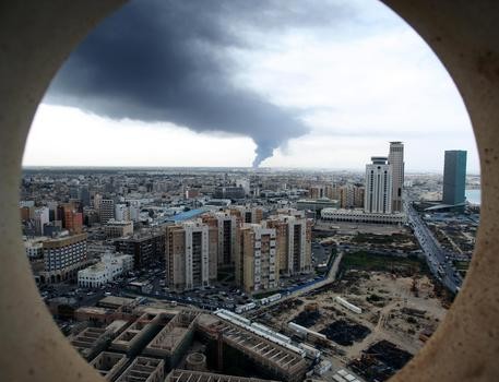 Redazione di Operai contro, noi operai non abbiamo paura del caos,perché conosciamo l’ordine dei padroni. In libia, in Iraq, in pochi mesi la dittatura democratica, sotto il nome di democrazia parlamentare,è stata sepolta. Gli autori del funerale sono i giovani mussulmani. Traditi dai borghesi di destra e sinistra troviamo solo nella religione un motivo per combattere Tutti i dittatori del mondo arabo e non tremano. Egitto, Emirati arabi Uniti, i servi più ottusi dell’imperialismo UE e Usa, Russi saranno investiti dal caos. Per due volte negli ultimi sette giorni, Egitto ed Emirati Arabi si sono uniti in segreto per condurre […]