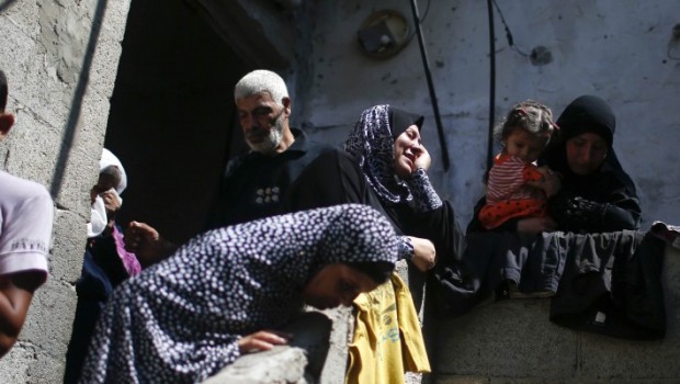 Redazione di Operai Contro, Non si placa la guerra a Gaza. Da mezzanotte di sabato l’esercito israeliano ha compiuto circa venti attacchi aerei sulla Striscia di Gaza. Lo riferisce l’esercito israeliano. Fonti mediche e della polizia di Gaza aggiungono che nei raid sono morte almeno sette persone, tra cui un bambino di 18 mesi e un ragazzino di 17 anni. Due persone sono rimaste uccise in due raid aerei avvenuti oggi vicino a una strada costiera, uno dei quali ha raggiunto un gruppo di persone che uscivano da una moschea; altre due persone sono morte quando è stata presa di […]