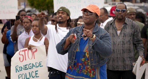  Si è presentato così Louis Head, con questa frase incisa su un cartello, alla veglia per l’uccisione del figlio Michael Brown. Il ragazzo, diciotto anni, aveva appena finito le superiori e si era iscritto all’università. È stato ucciso da un poliziotto di Ferguson, sobborgo di Saint Louis, Missouri, in uno scontro su cui è stata aperta un’inchiesta. La sua morte ha scatenato proteste e reazioni, sino a incidenti e saccheggi, nella comunità afroamericana della città. Perché Michael, come tanti altri adolescenti ammazzati nelle città americane, era nero. Non sono ancora chiari i dettagli che hanno portato all’uccisione di Brown, ed è per questo che il capo della […]