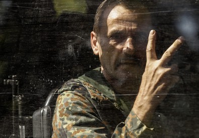 Redazione, I ribelli separatisti dell’est dell’Ucraina hanno mostrato nella roccaforte di Donetsk decine di militari governativi catturati. I prigionieri di guerra sono stati accolti dalla folla al grido di “fascisti”. Un’umiliazione simbolica nel giorno in cui Kiev celebra la Festa dell’Indipendenza dall’Urss in un tripudio nazional-patriottico. Cinque soldati ucraini sono morti ed altri otto sono rimasti feriti nelle ultime 24 ore nel conflitto contro i separatisti filorussi dell’Ucraina orientale. Lo rende noto Andrii Lisenko, portavoce del consiglio nazionale di sicurezza e difesa ucraino. Qualunque cosa accada l’Ucraina di kiev non esiste più I borghesi della UE, gli USA e […]