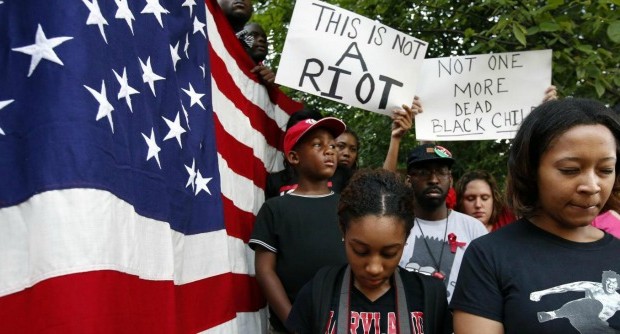 Redazione di Operai Contro, gli USA restano il paese del mattatoio dei neri Obama è un venduto ai padroni bianchi e neri. Nuova notte di scontri fra dimostranti e polizia a Ferguson, il sobborgo di St. Louis, in Missouri, dovesabato scorso il 18enne di colore Michael Brown è stato ucciso dal poliziotto bianco Darren Wilson. Il bilancio è di un agente ferito, ma dopo il passaggio di consegne sulla gestione della sicurezza dalla polizia locale a quella stradale dello Stato non sono stati compiuti arresti. Da giorno dell’uccisione i residenti sono scesi in piazza ogni sera e ci sono stati diversi scontri con le […]