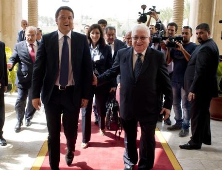 Redazione di Operai contro, Renzi in visita in kurdistan afferma: ”Di fronte a bimbi fucilati, non possiamo solo discutere” Renzi manda le armi ai Kurdi Renzi di fronte agli oltre 600 bambini uccisi a Gaza, continua a mandare armi agli assassini Israeliani Renzi è veramente un cattolico romano Un vostro lettore Nella foto: Renzi e il presidente fantoccio dell’Iraq