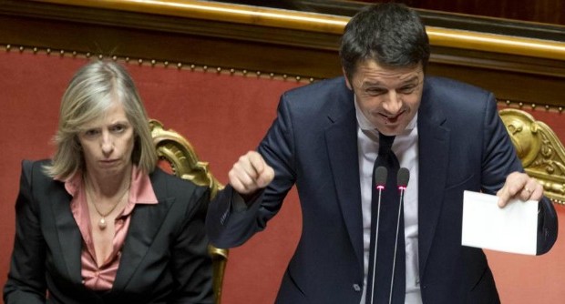 Redazione, Il 29 agosto vi stupirò” aveva detto Renzi. Nessuno rimarrà stupito, almeno il 29 agosto. La riforma della scuola non sarà all’ordine del giorno del consiglio dei ministri, nonostante fosse mancato tanto così dall’appendere i manifesti ai muri delle città. La motivazione uscita da fonti di Palazzo Chigi è che c’è già troppa roba di cui discutere in consiglio dei ministri: la giustizia (che farebbe già da sé materiale per un paio di gabinetti di governo), lo “Sblocca Italia” (cioè sblocca opere pubbliche) e le questioni internazionali che per buona parte della giornata hanno tenuto il capo del governo attaccato al telefono […]