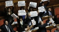 Redazione di Operai Contro, il gangster Renzi si rivela un bidone. Fischietti, urla, il grido ritmato “libertà, libertà”: Il presidente Pietro Grasso minaccia l’intervento della polizia parlamentare. Il gangster incassa. Le riforme del gangster capo del Pd vanno avanti tra canguri, ghigliottine, polizia. Questa è la vera essenza della democrazia borghese La crisi economica .si aggrava e la democrazia borghese sopravvive grazie al patto tra due gangster: Renzi e Berlusconi Operai noi non andiamo più a votare e siamo il vero partito di maggioranza con il 48% Operai non basta per liberarsi dal marciume borghese. Costruiamo il partito operaio […]