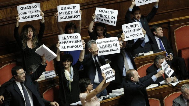 Redazione di Operai Contro, il gangster Renzi si rivela un bidone. Fischietti, urla, il grido ritmato “libertà, libertà”: Il presidente Pietro Grasso minaccia l’intervento della polizia parlamentare. Il gangster incassa. Le riforme del gangster capo del Pd vanno avanti tra canguri, ghigliottine, polizia. Questa è la vera essenza della democrazia borghese La crisi economica .si aggrava e la democrazia borghese sopravvive grazie al patto tra due gangster: Renzi e Berlusconi Operai noi non andiamo più a votare e siamo il vero partito di maggioranza con il 48% Operai non basta per liberarsi dal marciume borghese. Costruiamo il partito operaio […]