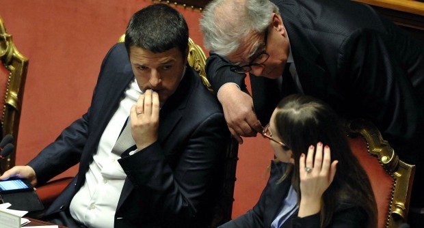 Redazione di Operai Contro, le riforme del gangster vanno avanti. Il Senato ha detto sì: non ci saranno più parlamentari eletti dai cittadini a Palazzo Madama. I 100 nominati saranno in larga parte scelti dai consigli regionali (95), mentre 5 saranno di nomina presidenziale. Prima i cittadini che votavano potevano scegliere i ladri proposti dai partiti, ora i ladri proposti dai partiti alle elezioni regionali, nomineranno i ladri del senato dei 100. L’Aula dopo ore di bagarre, con le opposizioni dentro e fuori in polemica con il governo e scontri con i commessi, ha approvato l’articolo 2 del ddl Boschi che modifica la […]