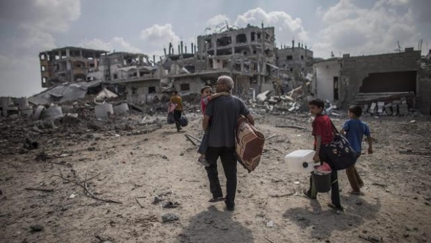 E’ entrata in vigore alle 8 ora locale (le 7 in Italia) la tregua bilaterale di 3 giorni tra Israele e il governo dei Palestinesi di Gaza. L’esercito israeliano rimarrà al confine del campo di concentramento di Gaza Per ora Israele con bombarda Gaza Il generale Sami Turgeman a capo del Comando sud dell’esercito israeliano.ha spiegato che le truppe “sono schierate in forza intorno alla Striscia “L’operazione ‘Margine protettivo’ non e’ finita. Le forze dispiegate intorno alla Striscia – ha concluso – sono pronte a continuare”. Oltre 1800 Palestinesi uccisi, più di 8000 feriti e gli assassini possono dichiarare apertamente  che […]