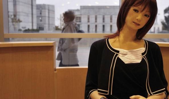 Caro Operai Contro, commercialisti e radiologi sono a rischio disoccupazione per l’avanzata dell’intelligenza artificiale nel loro lavoro. A sentire il Corriere della Sera, gli esperti sarebbero divisi nella previsione se, con l’avanzamento dei Robot “ci saranno più disoccupati o se saremo più liberi”. Un quesito che ha già trovato risposta fin dal giorno che i Robot sono stati introdotti nelle fabbriche. Con l’uso capitalistico della tecnologia, gli operai sono più sfruttati e a parità di lavoro, licenziati, aumentando la disoccupazione sia per quanti vengono espulsi dalle fabbriche, sia per quanti potenzialmente occupabili, non lo sono più per l’evolversi della […]