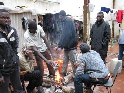 Egregio Direttore, il giornalista de “il sole 24 ore” scopre la baraccopoli per caso, “messa su nell’inverno 2012 dal ministero dell’Interno”, come retrovia per il bivacco notturno dei lavoratori stagionali. “Tra  un mese diventeranno migliaia”. Il sindaco contribuisce a tenerli sotto ricatto, concedendo permessi di soggiorno col contagocce e chiedendo lo sgombero dell’area. Per i padroni è una manna, possono impiegare in condizioni di super sfruttamento gli africani nella raccolta della frutta, degli ortaggi, dei lavori nei campi, secondo le esigenze della stagione. Allego un estratto dell’articolo. Saluti Oxervator GIOIA TAURO (RC) Tutto puoi aspettarti tranne che un’area industriale […]