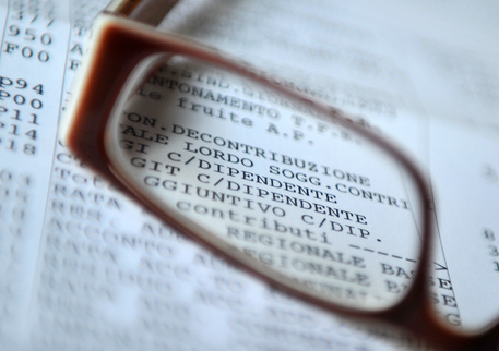 Redazione di Operai contro L’ISTAT comunica che le vendite al dettaglio a giugno restano ferme rispetto a maggio, registrando una crescita zero, mentre scendono del 2,6% su base annua. Lo rileva l’Istat. Quindi anche nel primo mese del pieno godimento del bonus Irpef di 80 euro, incassato a fine maggio, il commercio continua a dare segnali di sofferenza. Gli 80 euro sono serviti a Renzi per avere un pò di voti Anche le retribuzioni contrattuali orarie a luglio sono rimaste ferme su giugno, salendo solo dell’1,1% rispetto all’anno scorso. Si tratta della crescita annua più bassa almeno da 32 anni, ovvero dal 1982, data d’inizio […]