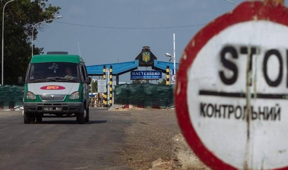 Ucraina, i timori dell’Ue per lo sconfinamento dei blindati russi DALLA NOSTRA INVIATA A BRUXELLES Mentre è in corso il vertice straordinario dei ministri degli Esteri dell’Unione europea per prendere decisioni comuni sulle crisi internazionali, dall’Iraq all’Ucraina, cresce a Bruxelles la preoccupazione per le notizie che arrivano da Kiev. Le autorità ucraine hanno confermato lo sconfinamento di una colonna di blindati russi nella regione orientale di Lugansk: «La nostra intelligence ha confermato che una colonna di trasporti blindati e camion ha attraversato la frontiera avvenuta attraverso il passo di Izvarino (zona controllata dai separatisti filo–russi, ndr), temporaneamente chiuso», ha affermato […]