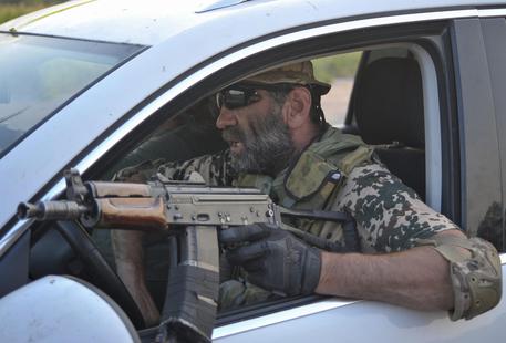 Notizie dall’ANSA La crisi militare e le indagini sull’aereo abbattuto si incrociano in Ucraina. in un paese sempre più dilaniato da una guerra civile che miete ogni giorno morti, feriti, dolore e disperazione. La cronaca. Almeno 14 persone sono morte nella notte in un agguato teso dai miliziani filorussi ai militari ucraini a Shaktiorsk, nella regione “separatista” di Donetsk. Lo sostiene il portavoce dello stato maggiore ucraino dell’operazione militare Alexiei Dmitrashkovski, citato da Interfax. Almeno dieci erano militari di Kiev. Dmitrashkovski ha spiegato che quattro cadaveri non sono ancora stati identificati e potrebbe pertanto trattarsi sia di militari ucraini che di […]