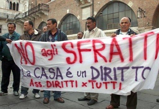 Redazione, Passate le feste, a Milano ripartono gli sgomberi nelle case popolari. A partire da oggi i comitati di quartiere hanno organizzato una serie di presidi contro gli interventi programmati da Aler, Mm e forze dell’ordine. Fino al 27 gennaio sono almeno sei gli appuntamenti ad alto rischio. Si comincia con uno sgombero programmato in via degli Umiliati a Ponte Lambro: «Faremo un picchetto antisfratto per Hasna — spiegano i comitati, vicini al centro sociale Cantiere — Si tratta di una donna di 51 anni a cui è stato ridotto il contratto di lavoro da full time a part […]