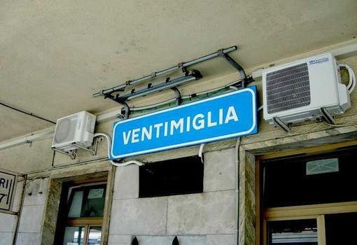 Redazione di operai Contro, gli emigranti che da oltre un anno avevano costittuito un campo a ridosso del confine francese si sono rifugiati nella chieda Renzi e Alfano gridano ai quattro venti che l’accoglienza in Italia è una cosa seria, da oltre un anno hanno lasciato gli emigranti senza un cesso e un pezzo di sapone. Se non erano aiutati gli emigranti potevano morire di fame Ileri il sindaco del Pd aveva ordinato lo sgombero Polizia Italiana e polizia francese in perfetto accordo impedivano agli emigranti di passare in Francia Renzi, Alfano, Hollande sono dei rezionari razzisti Un lerttore […]