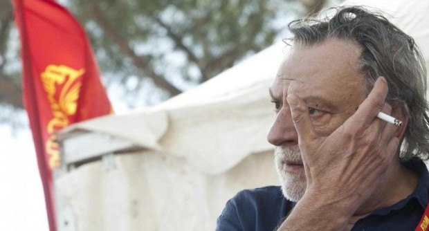 Redazione di Operai Contro, vi invio una intervista a Gino Strada. Spero che la pubblichiate, anche se alcune posizioni non vi troveranno d’accordo Un vostro lettore Il fondatore di Emergency: “Tesi assurde per dare le armi ai curdi. E’ un regalo agli amici del momento”. Sull’invio di armi ai curdi avverte: “Se io credo che tu sia un pazzo scatenato, come sono più sicuro? Se vogliamo che tra due anni qualcuno ci faccia un attentato, siamo sulla strada giusta” di Alessio Schiesari | 27 agosto 2014 Una volta che ho deciso di andare ad ammazzare qualcuno, la modalità è secondaria perché sto facendo […]
