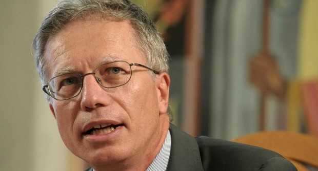 Redazione di Operai Contro, gli economisti al servizio dei padroni sono fissati: ” Per uscire dalla crisi occorre diminuire i salari agli operai e le tasse ai padroni Guido Tabellini, economista, ex rettore della Bocconi, è l’esponente più autorevole della cabina di regia economica che Matteo Renzi vorrebbe a Palazzo Chigi. La sua ricetta, in generale, ricalca il “modello tedesco”: riforme del lavoro che tengano sotto controllo i salari ( diminuizione) e favoriscano le esportazioni (meno tasse ai padroni) Economista Guido Tabellini propone: -“Tagliare i contributi sociali pagati dalle imprese” – Bisogna ridurre il peso della contrattazione collettiva a vantaggio di […]