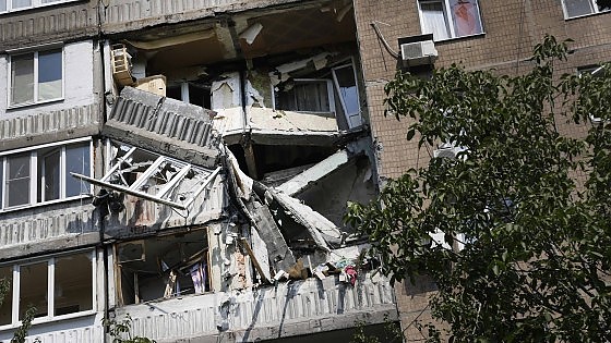 dalla repubblica  Dopo il bombardamento di ieri a Donetsk che ha sfiorato un asilo nido, nuovi lanci di artiglieria da parte dell’esercito ucraino stanno colpendo il centro della medesima città, roccaforte dei separatisti dell’Ucraina sud-orientale, circondata dalle truppe di Kiev. Lo fa sapere l’agenzia Ria Novosti mentre la diplomazia internazionale cerca una via d’uscita dalla guerra che sembra arrivata in una fase cruciale.Continuano, infatti, i combattimenti tra forze governative ucraine e ribelli filo-russi. Entrambe le fazioni ambiscono al controllo della cittadina di Ilovaisk, importante nodo ferroviario nella regione di Donetsk, dove nelle ultime 24 ore sono morte 42 persone mentre altre 29 sono […]