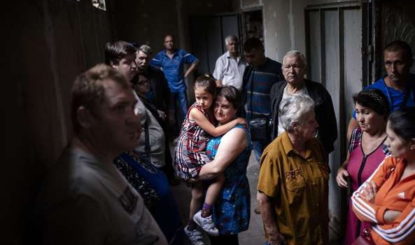 cronaca La leadership dell’autoproclamata repubblica di Donetsk ha accusato l’esercito Kiev di aver bombardato un asilo a Makievka uccidendo oltre 10 bambini. “Le informazioni sono state confermate. Gli accertamenti preliminari indicano che più di 10 bambini sono stati uccisi”, ha detto il vice premier Andrei Purghin. Non ci sono altre conferme. Intanto le autorità ucraine sostengono di aver recuperato 15 cadaveri dal luogo in cui un missile avrebbe colpito una colonna di civili in fuga da Lugansk in auto e pullman. Lo ha detto il portavoce del Consiglio di sicurezza ucraino, Andrii Lisenko, citato da 112.ua. “Alle 19 di ieri – ha detto […]