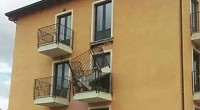 Redazione di Operai Contro, più di cinque anni fa L’aquila fu distrutta dal “terremoto” L’Aquila è ancora distrutta, ma ora crollano anche le case costruite per ospitare parte dei terremotati.  Ieri il crollo di un balcone in una delle palazzine del progetto C.A.S.E a Cese di Preturo (L’Aquila). Oggi la decisione del sindaco del capoluogo abruzzese, Massimo Cialente, di vietare, per precauzione, di affacciarsi dai balconi di 22 palazzine situate in altre new town costruite per ospitare i cittadini aquilani, rimasti senza casa dopo il terremoto del 6 aprile 2009. Il divieto riguarda tutti gli edifici realizzati dalla stessa impresa di […]