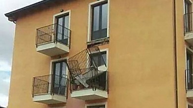 Redazione di Operai Contro, più di cinque anni fa L’aquila fu distrutta dal “terremoto” L’Aquila è ancora distrutta, ma ora crollano anche le case costruite per ospitare parte dei terremotati.  Ieri il crollo di un balcone in una delle palazzine del progetto C.A.S.E a Cese di Preturo (L’Aquila). Oggi la decisione del sindaco del capoluogo abruzzese, Massimo Cialente, di vietare, per precauzione, di affacciarsi dai balconi di 22 palazzine situate in altre new town costruite per ospitare i cittadini aquilani, rimasti senza casa dopo il terremoto del 6 aprile 2009. Il divieto riguarda tutti gli edifici realizzati dalla stessa impresa di […]