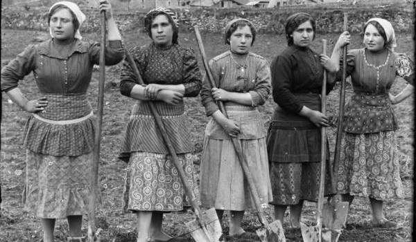 STORIE DI VITA DI UNA BRACCIANTE. Questo scritto è la sintesi di tante situazioni di vita vissuta raccontatomi da mia sorella, bracciante stagionale in Puglia, ma rappresentano anche l’esperienza di vita della mia gioventù: anche se sono insegnante sono di origini proletarie. Per questo, alla fine mi firmo “una bracciante” perché nulla di ciò che è scritto è inventato, ho solo “prestato la tastiera”descrivendo storie e impressioni reali. Invito i lettori braccianti a condividere questo scritto intervenendo, se possibile, su questo telematico. PIERO DEMARCO STORIE DI VITA DI UNA BRACCIANTE. Sono una bracciante pugliese, una delle tante che mandano […]